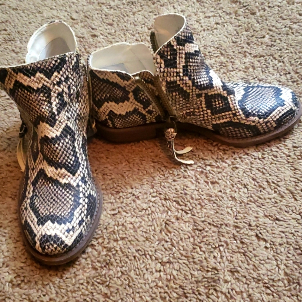 Ankle boots snake print